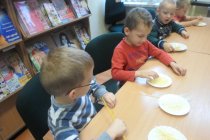 Dzieci oglądają różne rodzaje makaronu