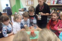 Dzieci robią eksperyment z wybuchajacym wulkanem