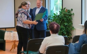 Dyrektor Krzysztof Kobiałka i Zastępca burmistrza Andrzej Mentel wręczają dyplomy i nagrody