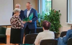 Dyrektor Krzysztof Kobiałka i Zastępca burmistrza Andrzej Mentel wręczają dyplomy i nagrody