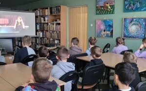 Uczniowie kl. III a oglądają prelekcję multimedialną na temat emocji