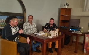 Tomek, Jacek i Mariusz podczas rozmowy