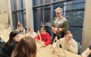 Bibliotekarka tłumaczy, jak ozdobić choinki