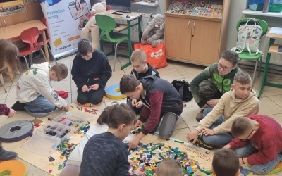 Uczestnicy warsztatów w trakcie budowania z klocków LEGO