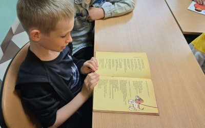 Chłopcy zapoznają się z książkami, których bohaterami są psy