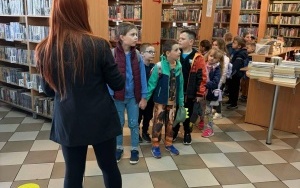 Dzieci zwiedzają bibliotekę na Piaskach