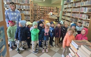 Najmłodsi z wizytą w bibliotece