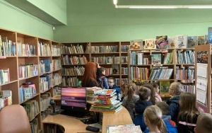 Przedszkolaki oglądają księgozbiór