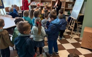 Przedszkolaki zwiedzają pomieszczenia biblioteki
