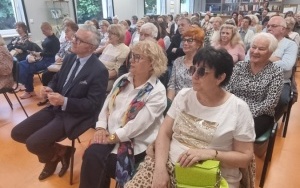 Licznie zgromadzona publiczność ogląda występy zespołów