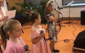 Występ dziewczynek ze Szkoły Podstawowej nr 2