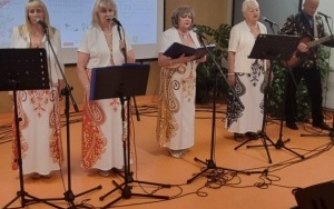 Śpiewa zespół CzaroBand