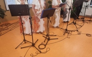 Śpiewa zespół CzaroBand