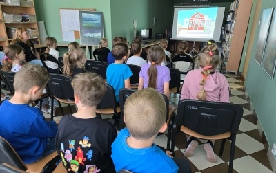 Uczniowie klasy I b oglądają pokaz multimedialny