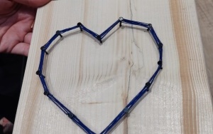 Serce wykonane techniką String Art
