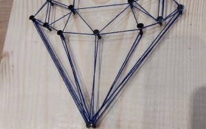 Diament wykonany techniką String Art