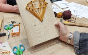 Diament wykonany techniką String Art