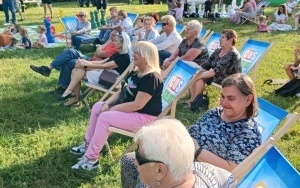 Publiczność słucha utworów