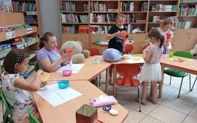 Dzieci wykonują kosmiczne gniotki.