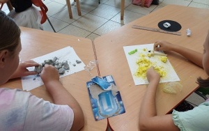 Dzieci szukają ukrytych skarbów, które przywiozły z Marsa.