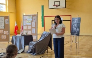 Bibliotekarka dziękuje uczniom Szkoły Podstawowej nr 2 za udział w Narodowym Czytaniu