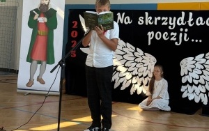 Uczeń czyta fraszkę Jana Kochanowskiego