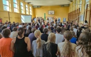 Uczniowie Szkoły Podstawowej nr 2 słuchający występu kolegów