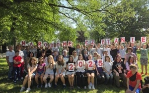 Wspólne zdjęcie uczniów i nauczycieli Szkoły Podstawowej nr 5 (1)