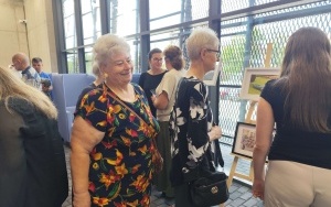 Publiczność ogląda wystawę