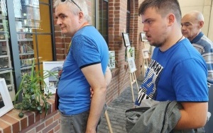 Publiczność ogląda wystawę