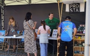 Odwiedzający oglądają jedno ze stoisk