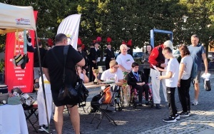 Odwiedzający podczas zapoznawania się z ofertą wystawców