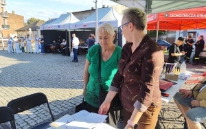 Do stoiska Biblioteki podchodzili między innymi seniorzy