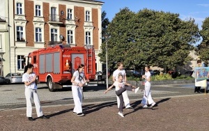 Członkowie klubu Capoeiry prezentuje swoje umiejętności