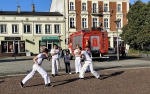 Członkowie klubu Capoeiry prezentuje swoje umiejętności