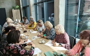 Seniorzy rozwiązują zagadki