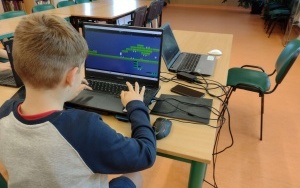 Chłopiec samodzielnie tworzy grę