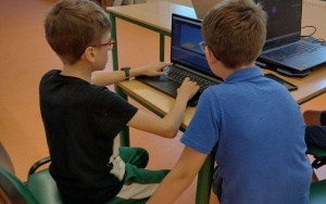 Chłopcy wspólnie piszą grę