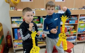 Chłopcy prezentują swoje prace