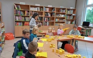 Dzieci wykonują papierowe żyrafy