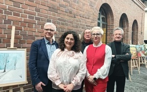 Agnieszka Żbikowska-Kieszkiewicz z dyektorem Biblioteki, kierownikiem Filii nr 5 oraz kuratorem wystawy