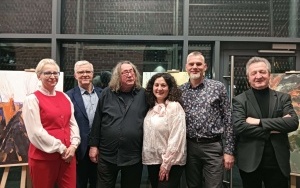 Agnieszka Żbikowska-Kieszkiewicz z dyektorem Biblioteki, kierownikiem Filii nr 5 oraz kuratorem wystawy