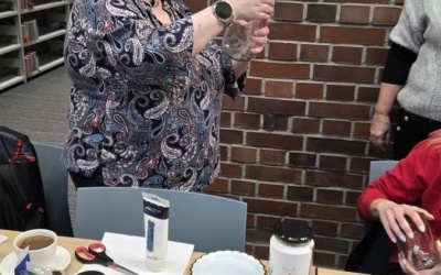 Pani prowadząca tłumacząca techniki ozdabiania szklanych słoików_1