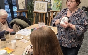 Pani prowadząca tłumacząca techniki ozdabiania szklanych słoików_2