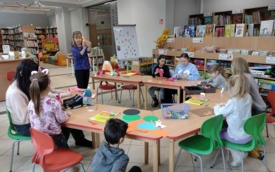 Dzieci wykonują zwierzątka wiejskie