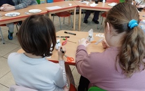 Dzieci wykonują śnieżną sowę