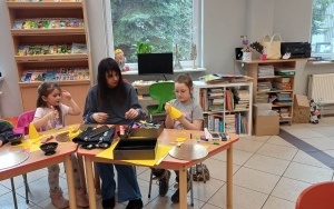 Dzieci wykonują żyrafę