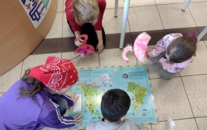Dzieci szukają kontynentów w Atlasie