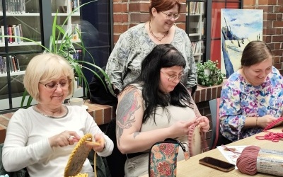 Panie w trakcie szydełkowania