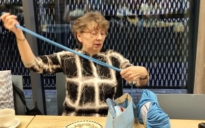 Pracę ze sznurkiem zaczynamy od odmierzenia nici